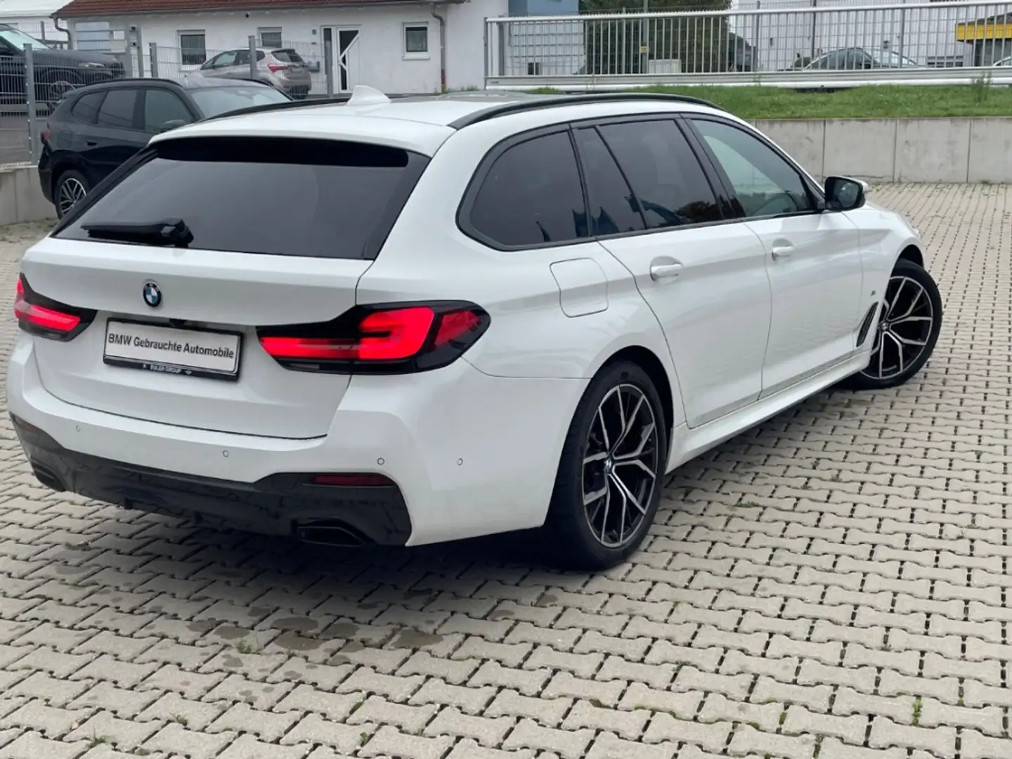 BMW 530 i A xDrive Touring M Sport DA adLED ParkAss HUD Na Weiß - 2
