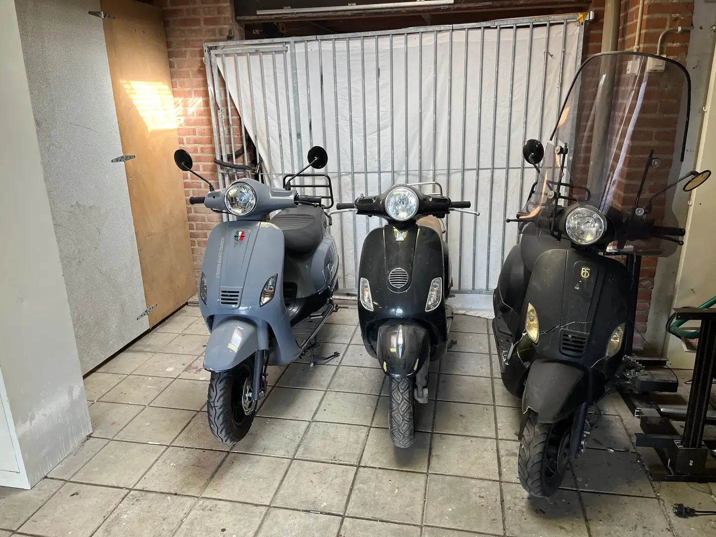 Vespa LX 50 crna - 1