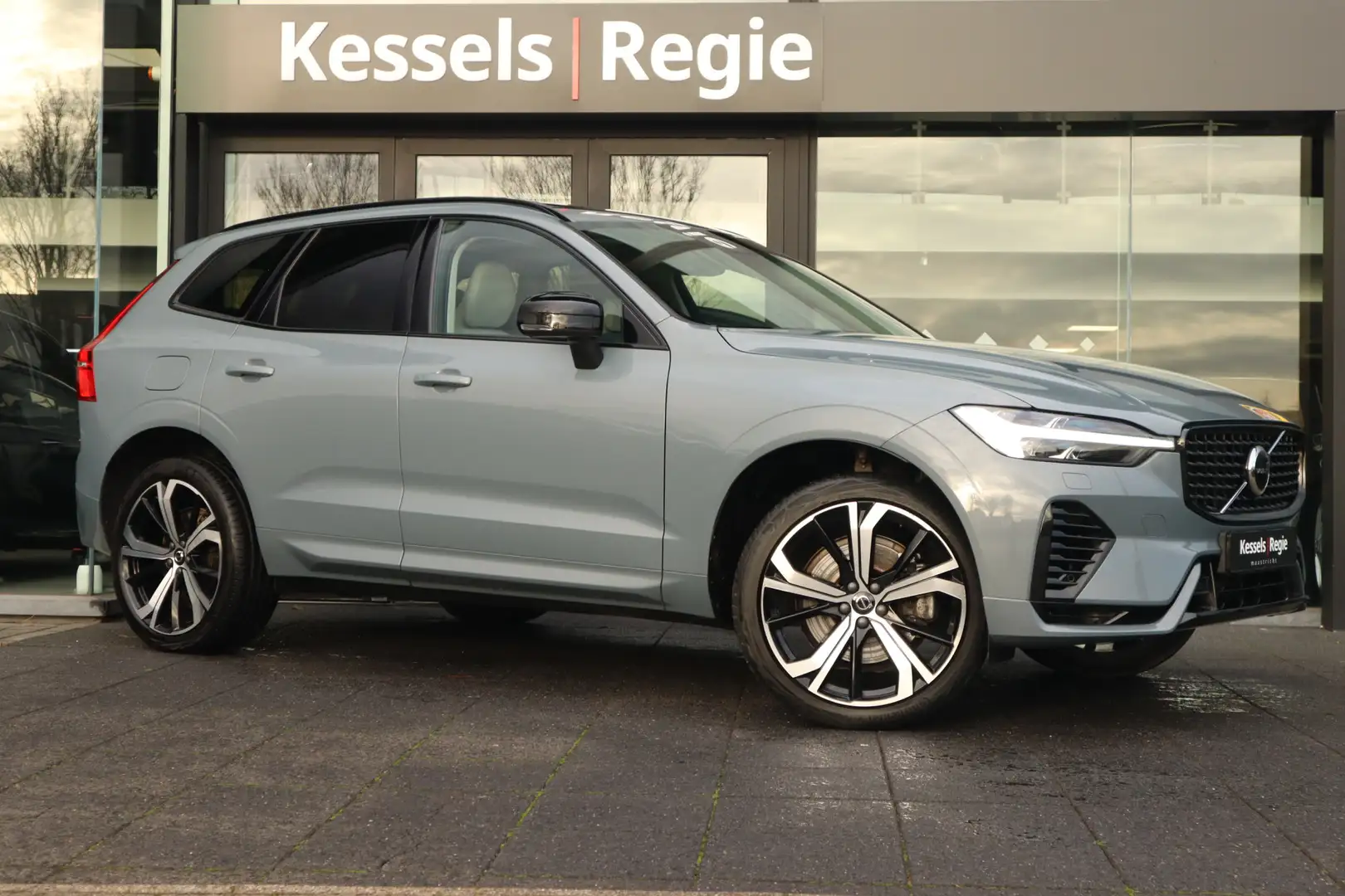 Volvo XC60 2.0 T8 Plug-in hybrid AWD Ultimate Dark Pano Lucht Grijs - 2