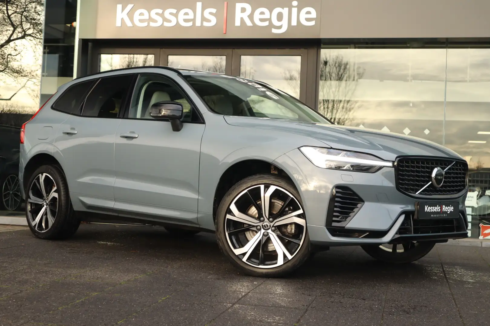 Volvo XC60 2.0 T8 Plug-in hybrid AWD Ultimate Dark Pano Lucht Grijs - 1