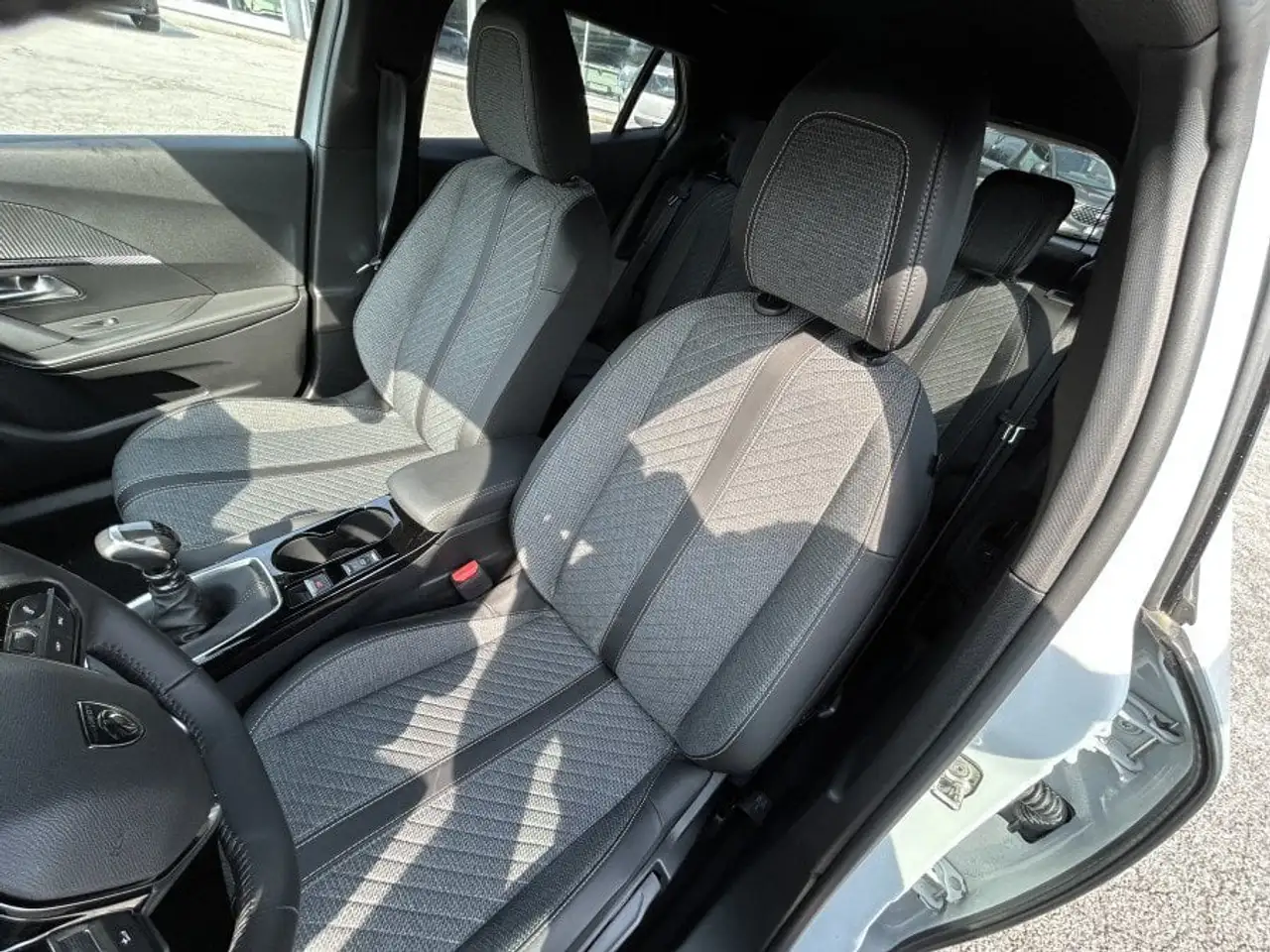 Peugeot 2008 PureTech 100 Allure 3.000 KM!! NAVI+KEYLESS 7