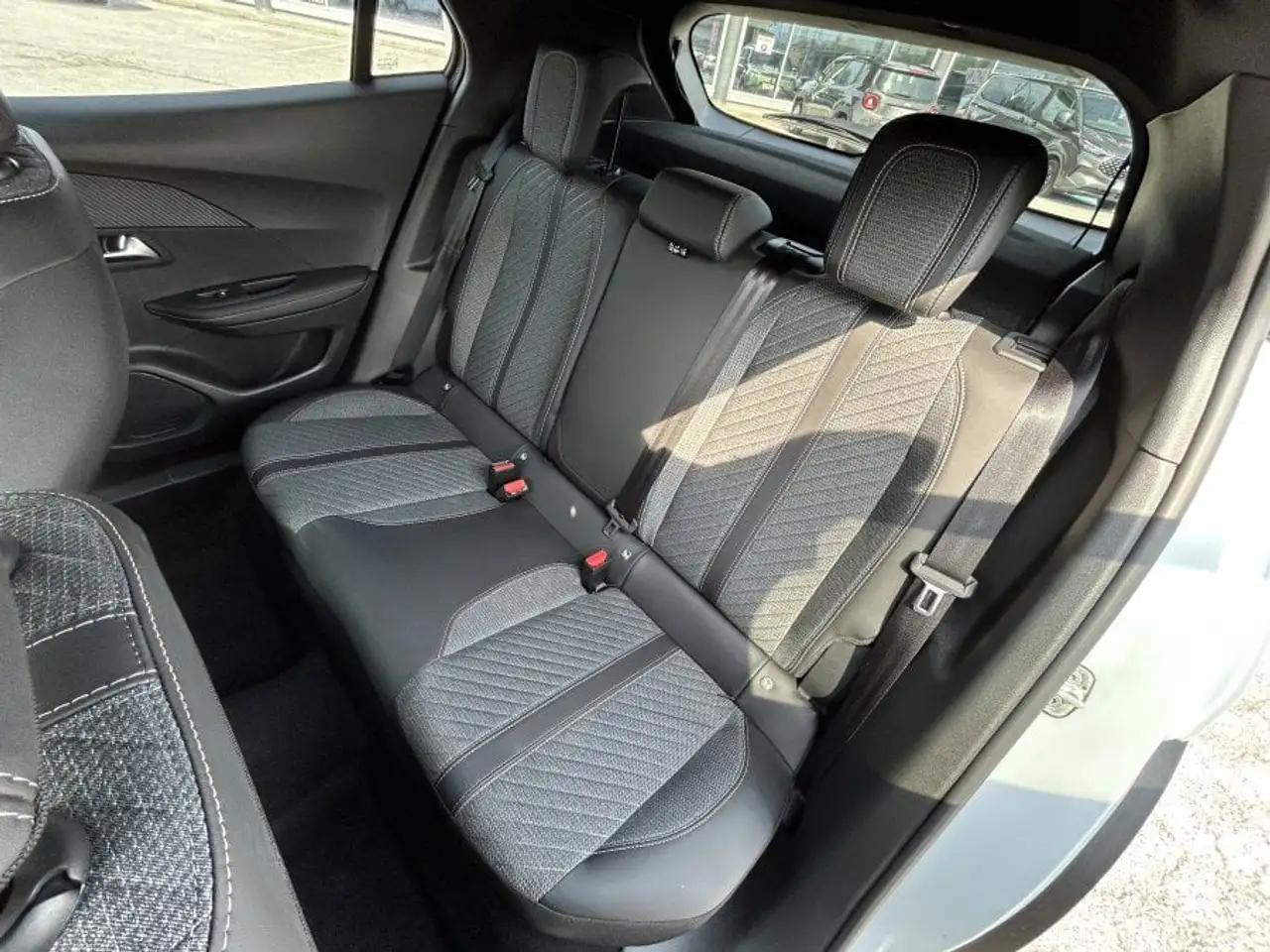 Peugeot 2008 PureTech 100 Allure 3.000 KM!! NAVI+KEYLESS 8