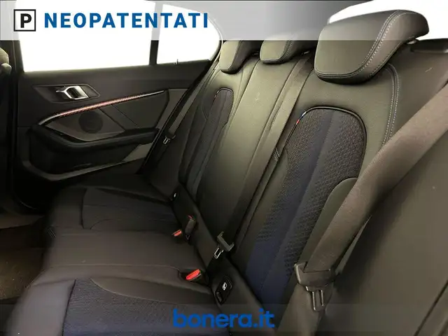 BMW 1 Series view 25