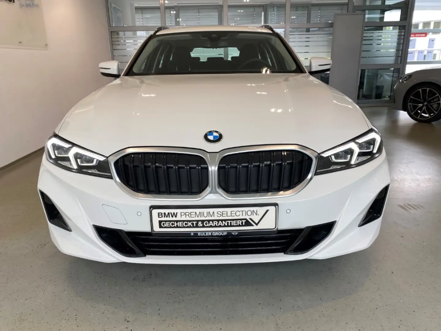 BMW 318 iA Touring Comf. LC+ ParkAss Alarm Temp. SHZ Weiß - 2