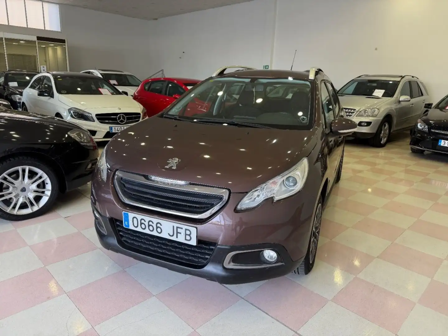 Peugeot 2008 1.6 e-HDI Active Braun - 1