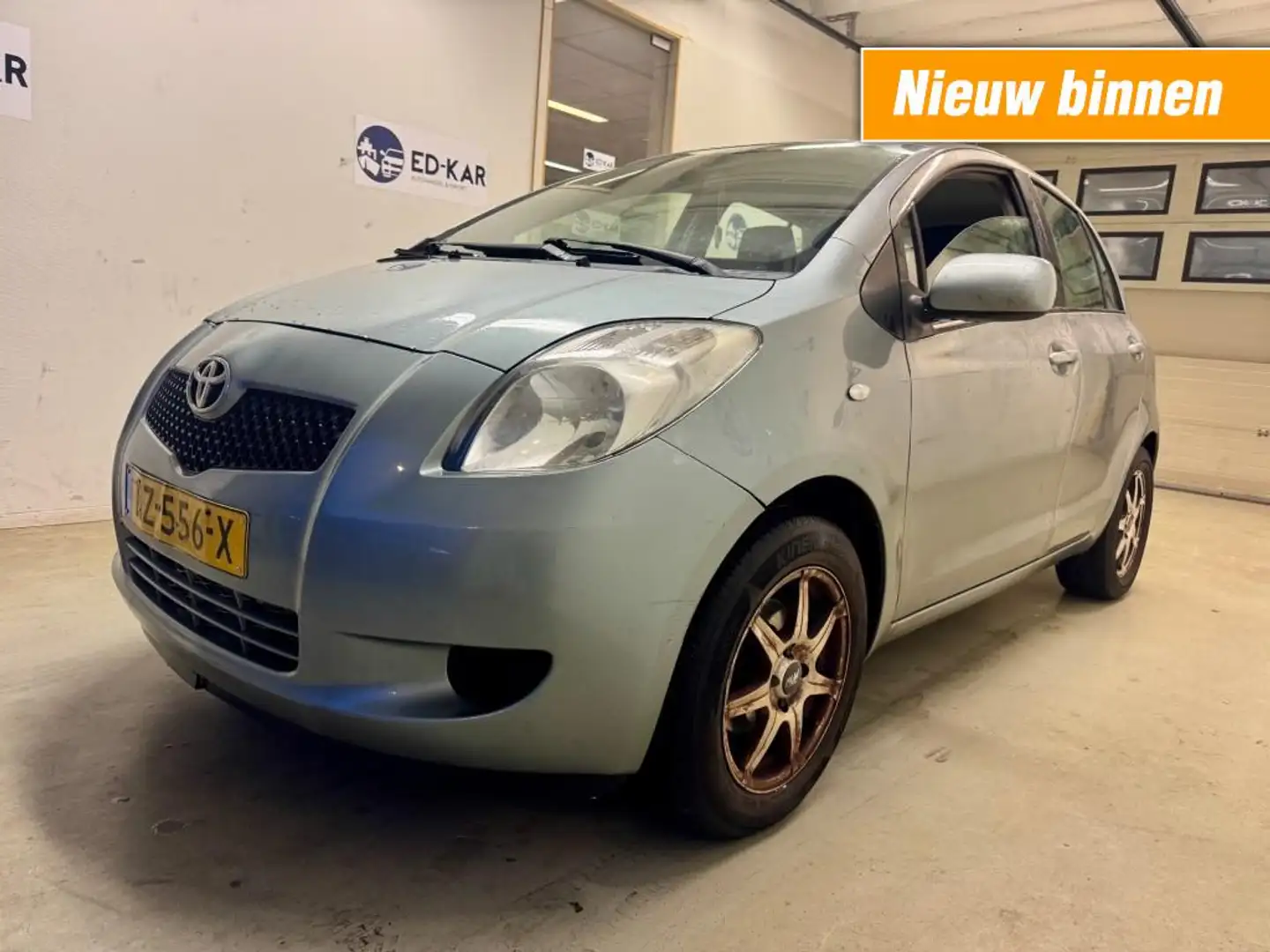 Toyota Yaris 1.0 VVTi Terra 5DRS AIRCO LMV EXPORT PRICE Grau - 1