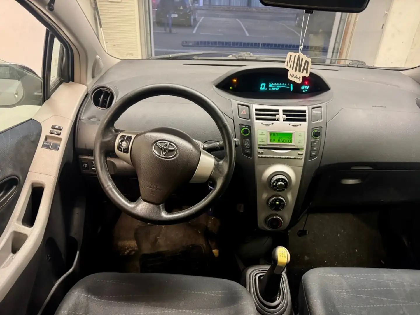 Toyota Yaris 1.0 VVTi Terra 5DRS AIRCO LMV EXPORT PRICE Grau - 2