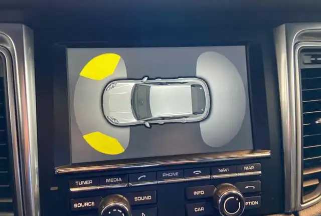 Porsche Macan view 7