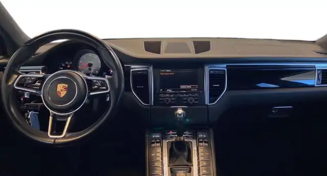 Porsche Macan view 10