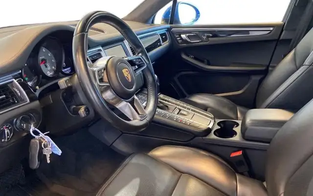 Porsche Macan view 3