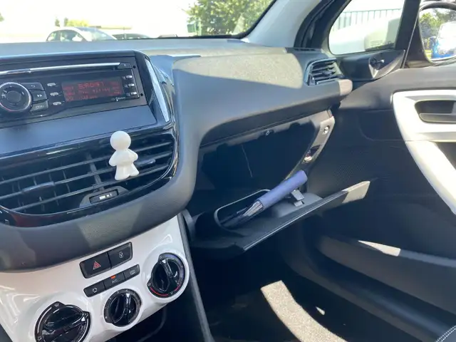 Peugeot 208 view 17