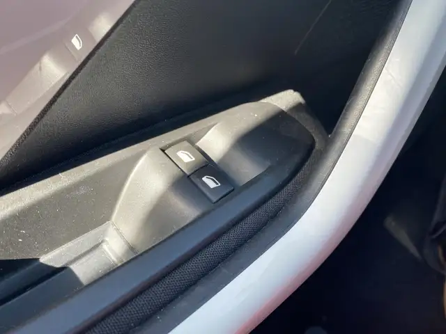 Peugeot 208 view 13
