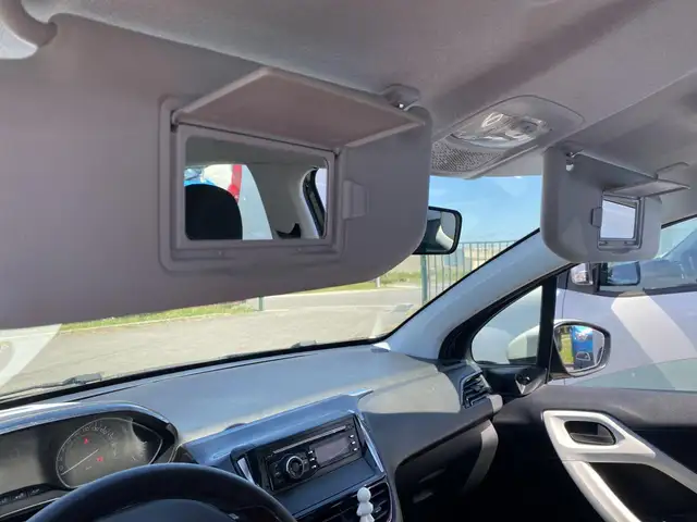 Peugeot 208 view 18