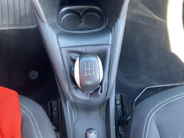 Peugeot 208 view 12