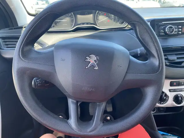 Peugeot 208 view 4