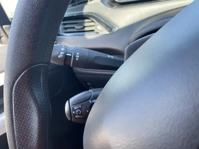 Peugeot 208 view 5