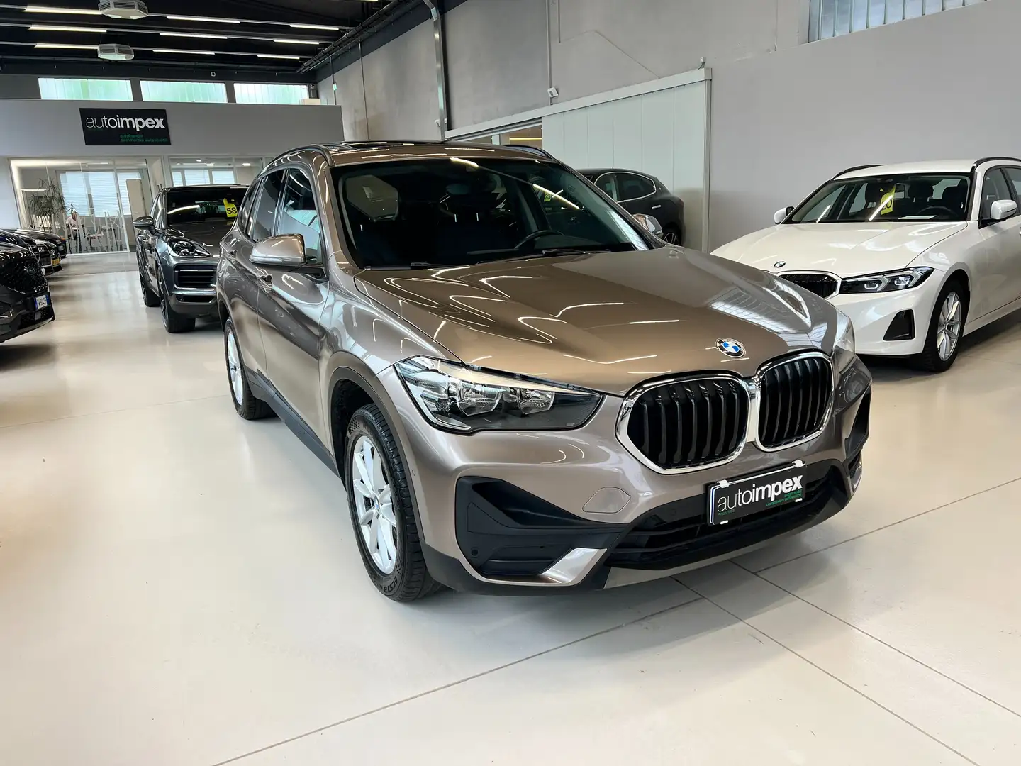 BMW X1 X1 sdrive18i auto PELLE/PANORAMA/PDC/NAV Beige - 1
