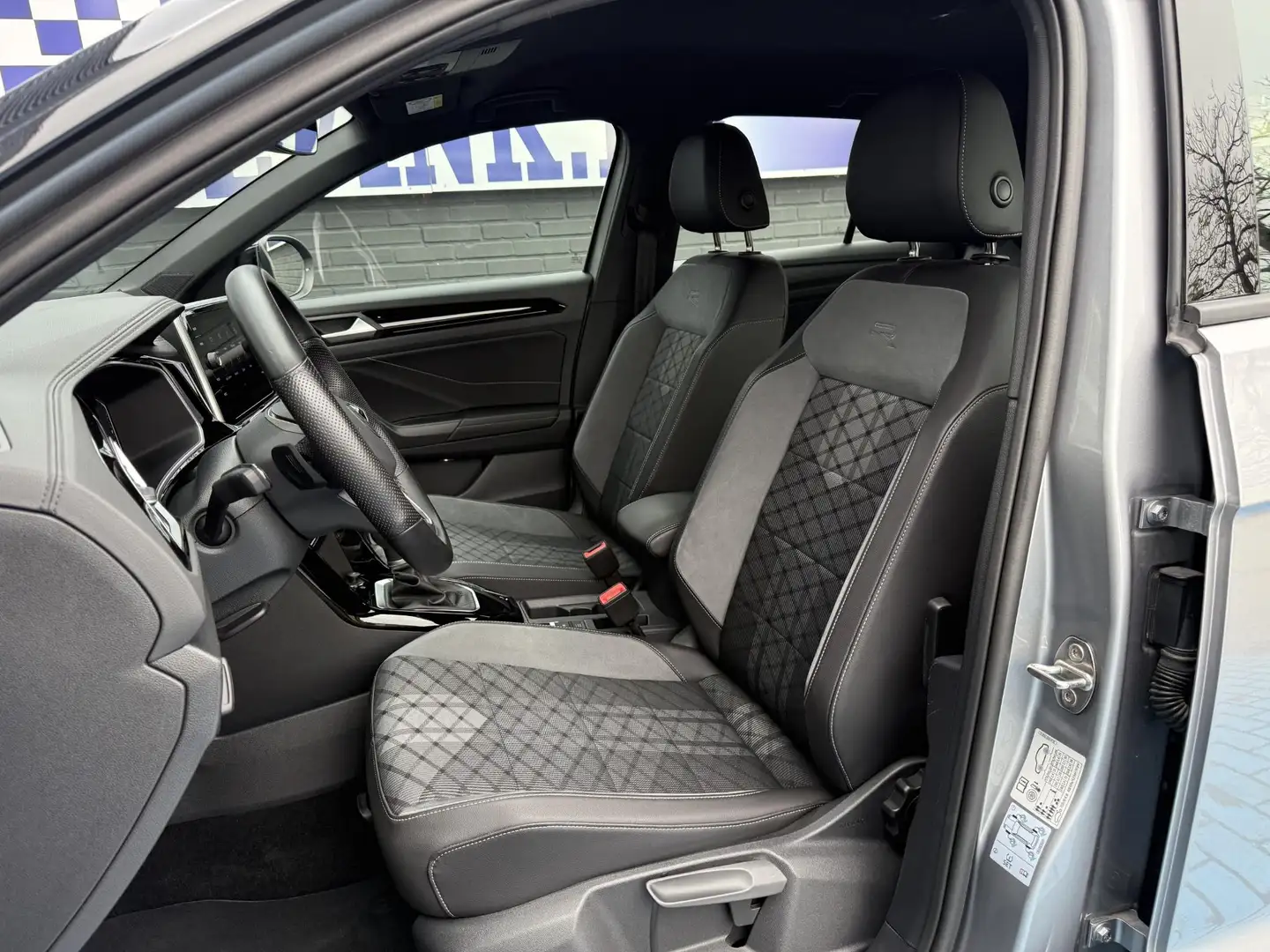 Volkswagen T-Roc 1.5 TSI R-LINE ADAP CRUISE STOELVERW. TREKH. APPLE Grijs - 2