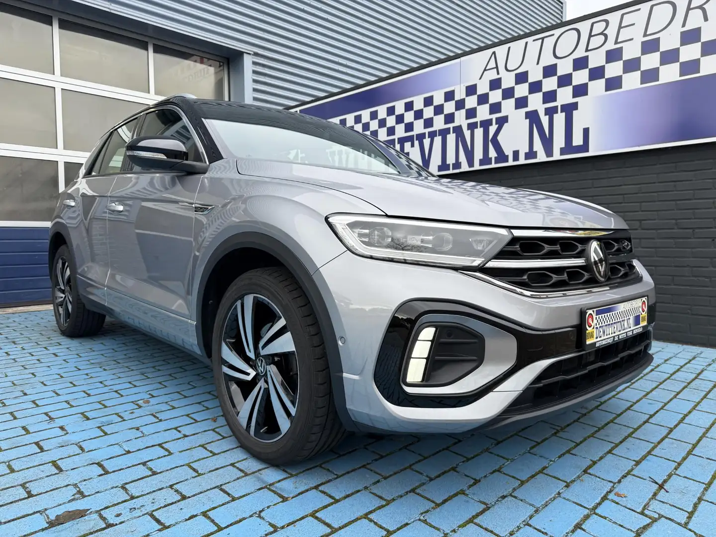 Volkswagen T-Roc 1.5 TSI R-LINE ADAP CRUISE STOELVERW. TREKH. APPLE Grijs - 1