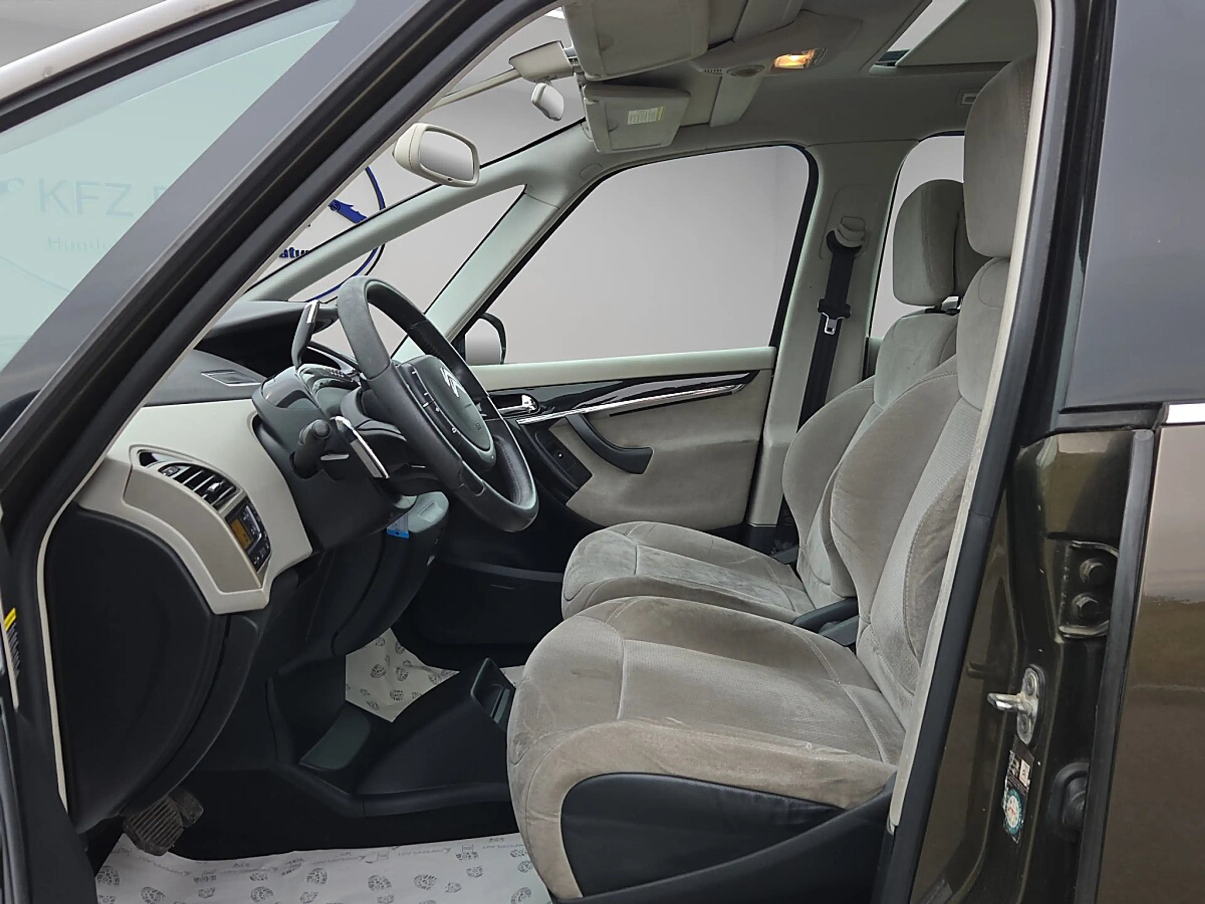 Citroen Grand C4 Picasso 2,0 HDi FAP Exclusive Aut. — photo 11