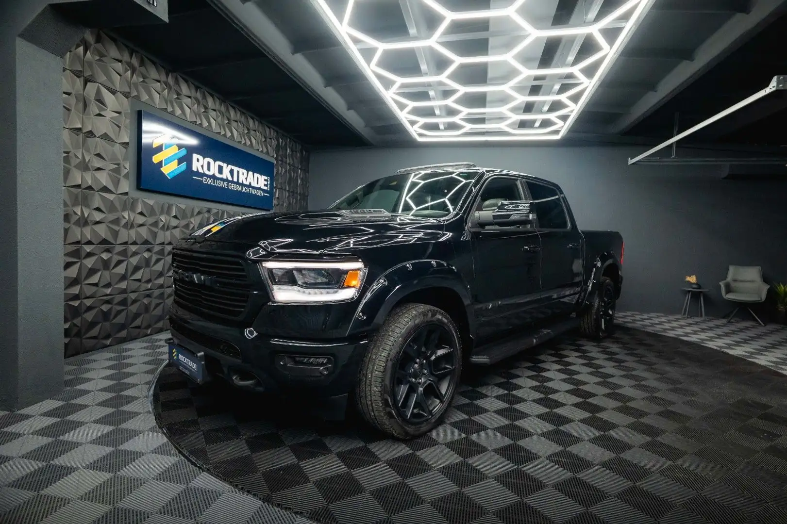 Dodge RAM 5.7 V8 HEMI 4x4 NIGHT LARAMIE *Pano*22 Zoll* Чёрный - 1