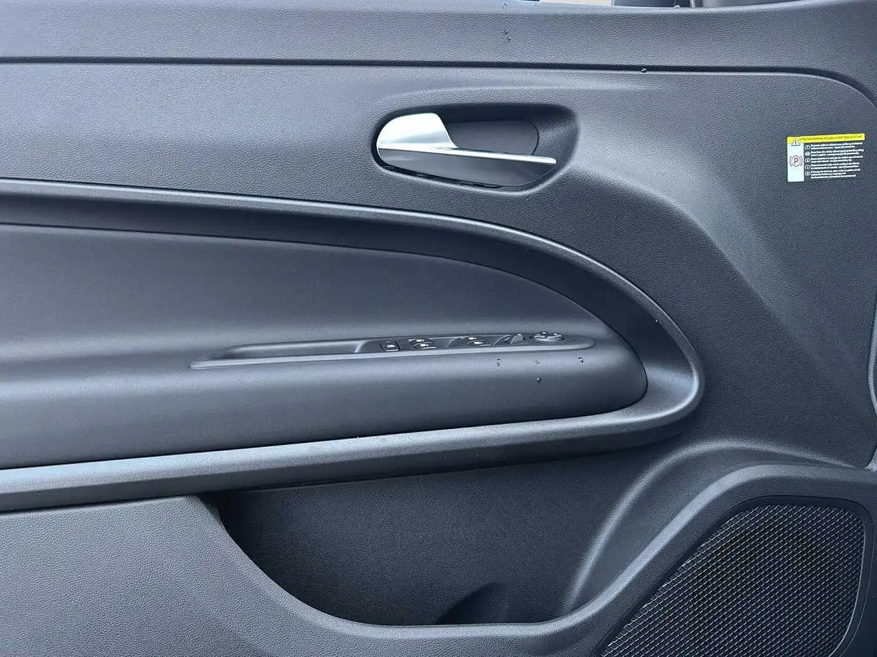 Jeep Avenger Black Edition 1.2 e-Hybrid 5