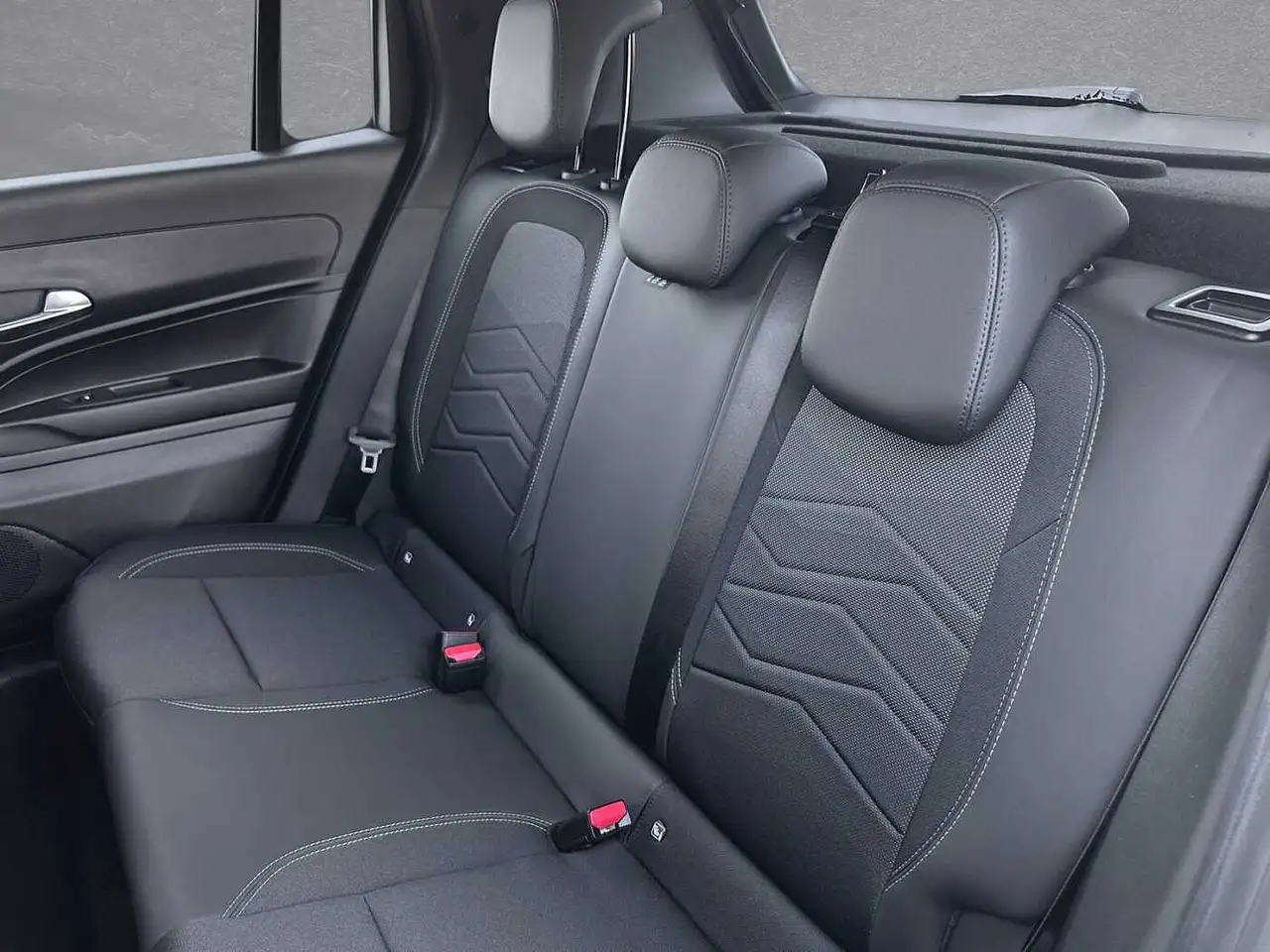 Jeep Avenger Black Edition 1.2 e-Hybrid 8