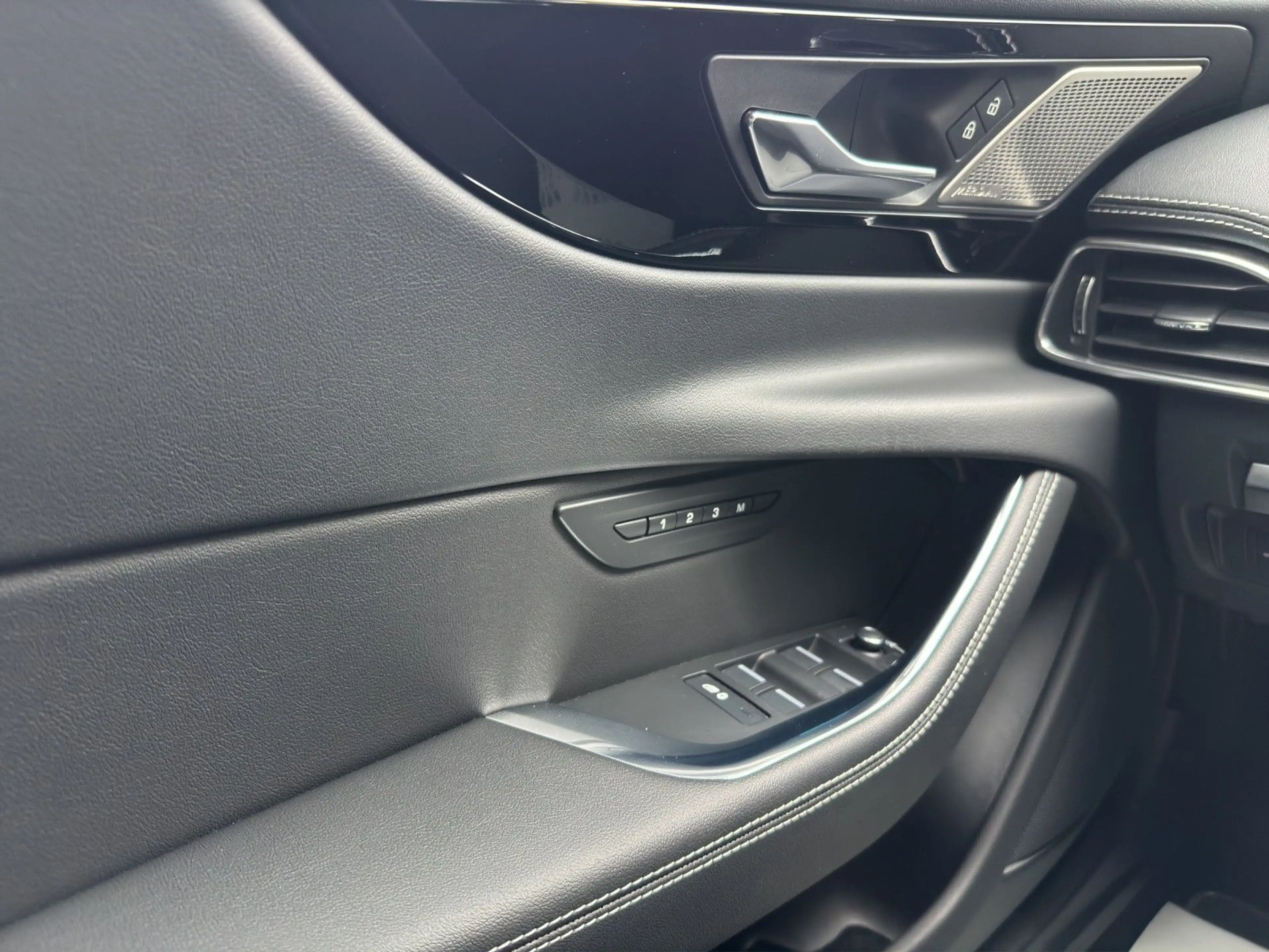 Jaguar XE R-Dynamic HSE*LED*1H*Black Pack*360°Kamera — photo 15