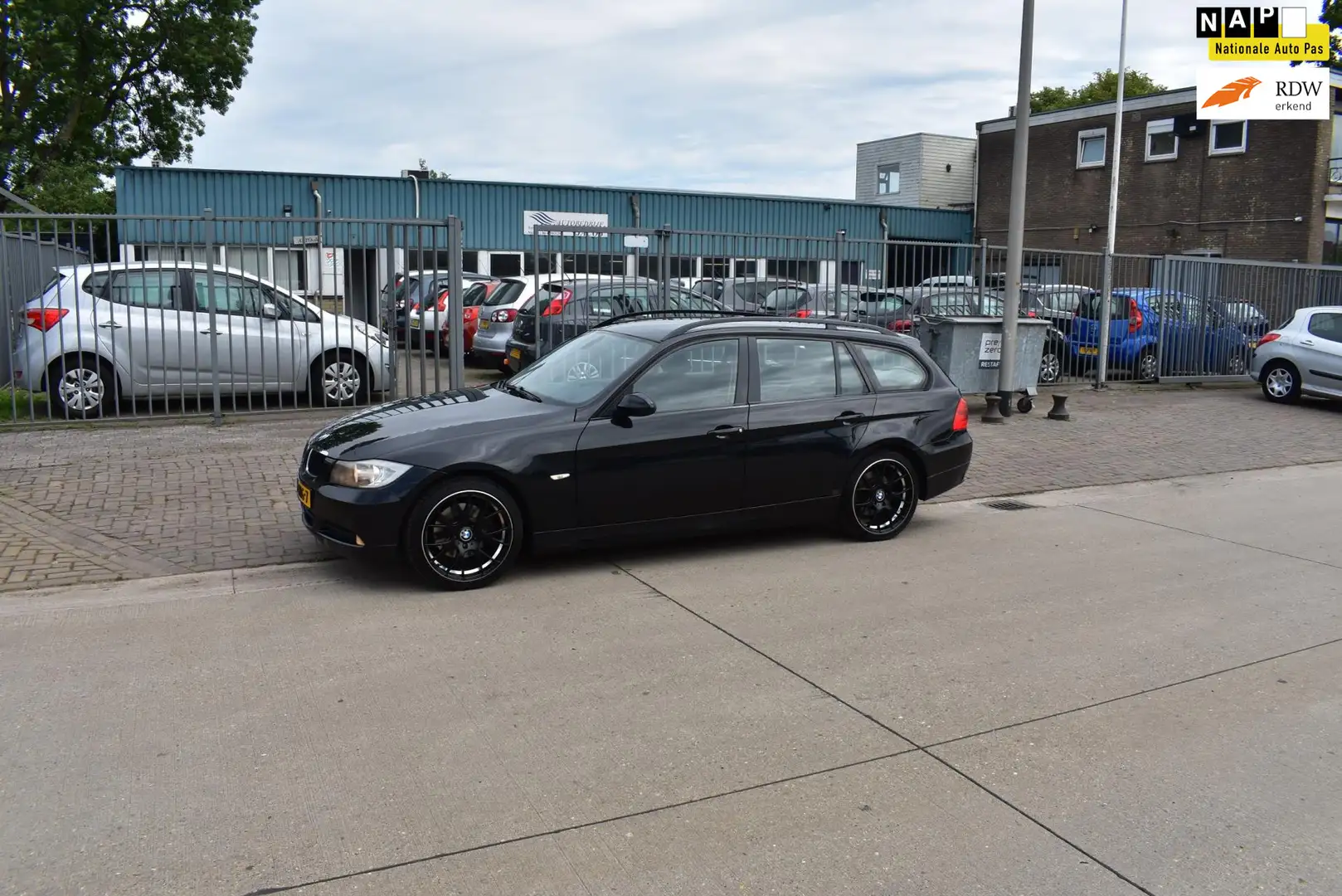 BMW 320 3-serie Touring 320i Business Line Zwart - 1