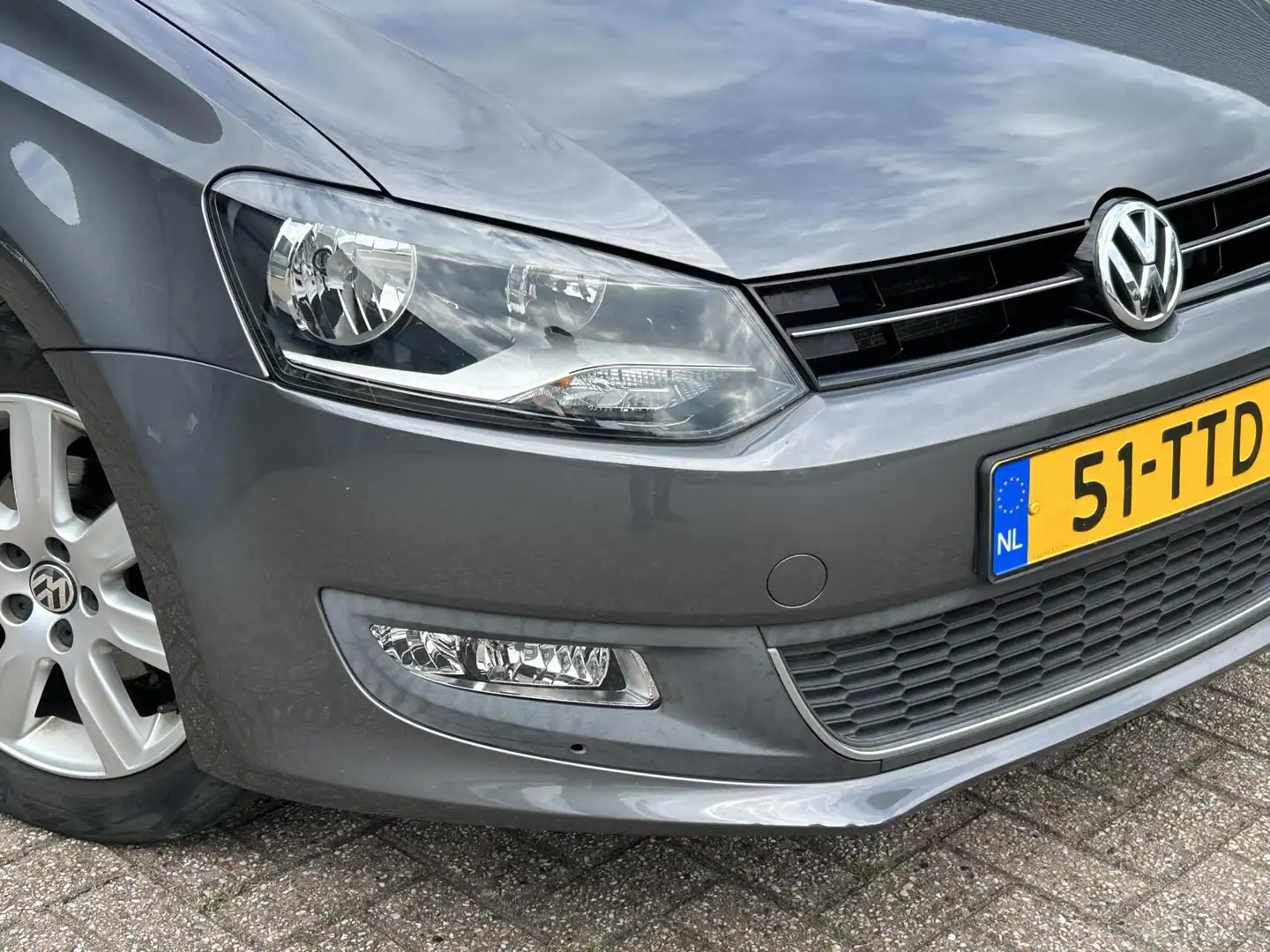 Volkswagen Polo 1.2 TSI Highline BJ’12 NAP NL DEALER OND. Grijs - 2