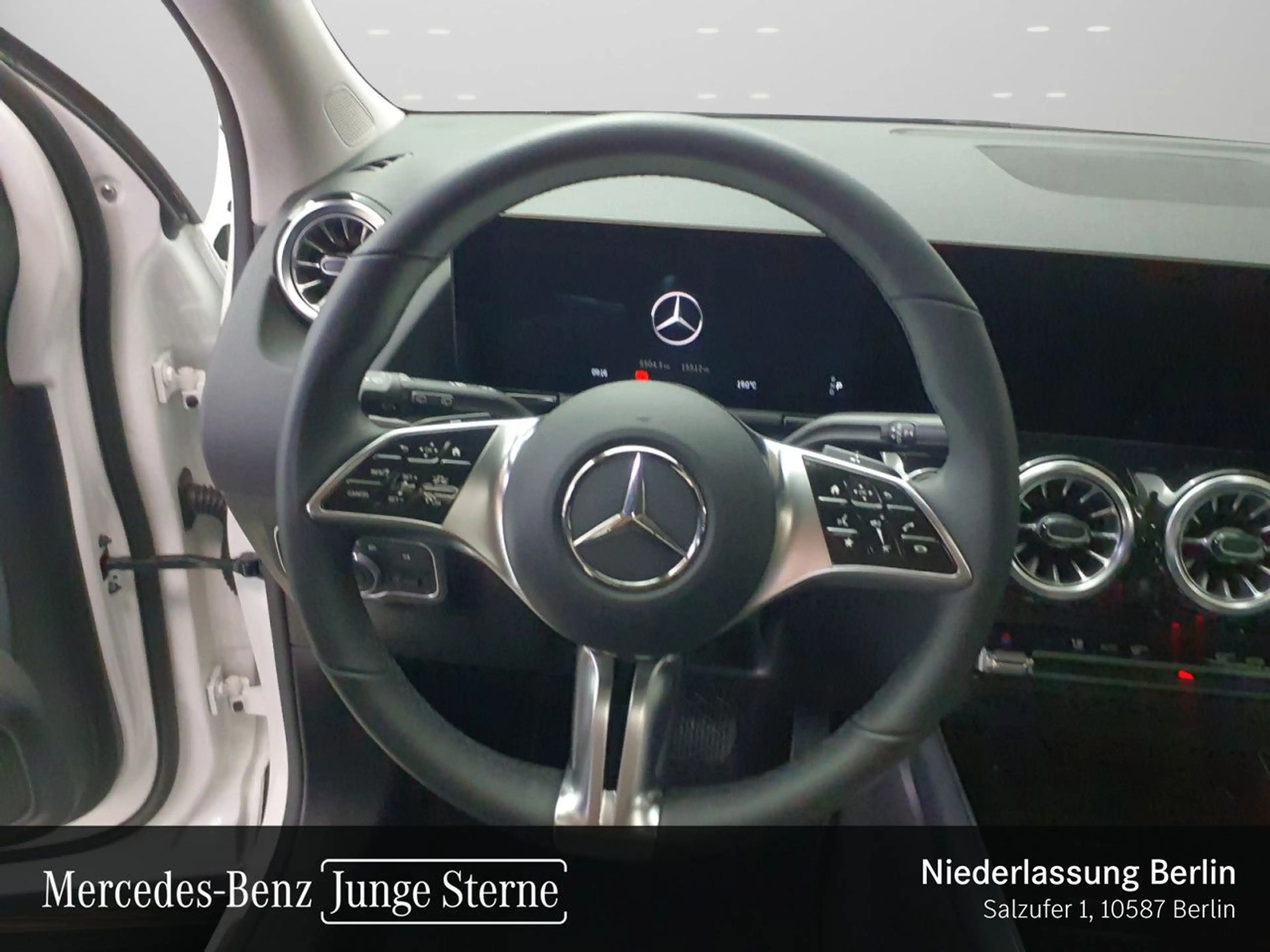 Mercedes-Benz GLA 180 PROGRESSIVE+PANO+AHK+LED+KAMERA+KEYLESS+7G — photo 13