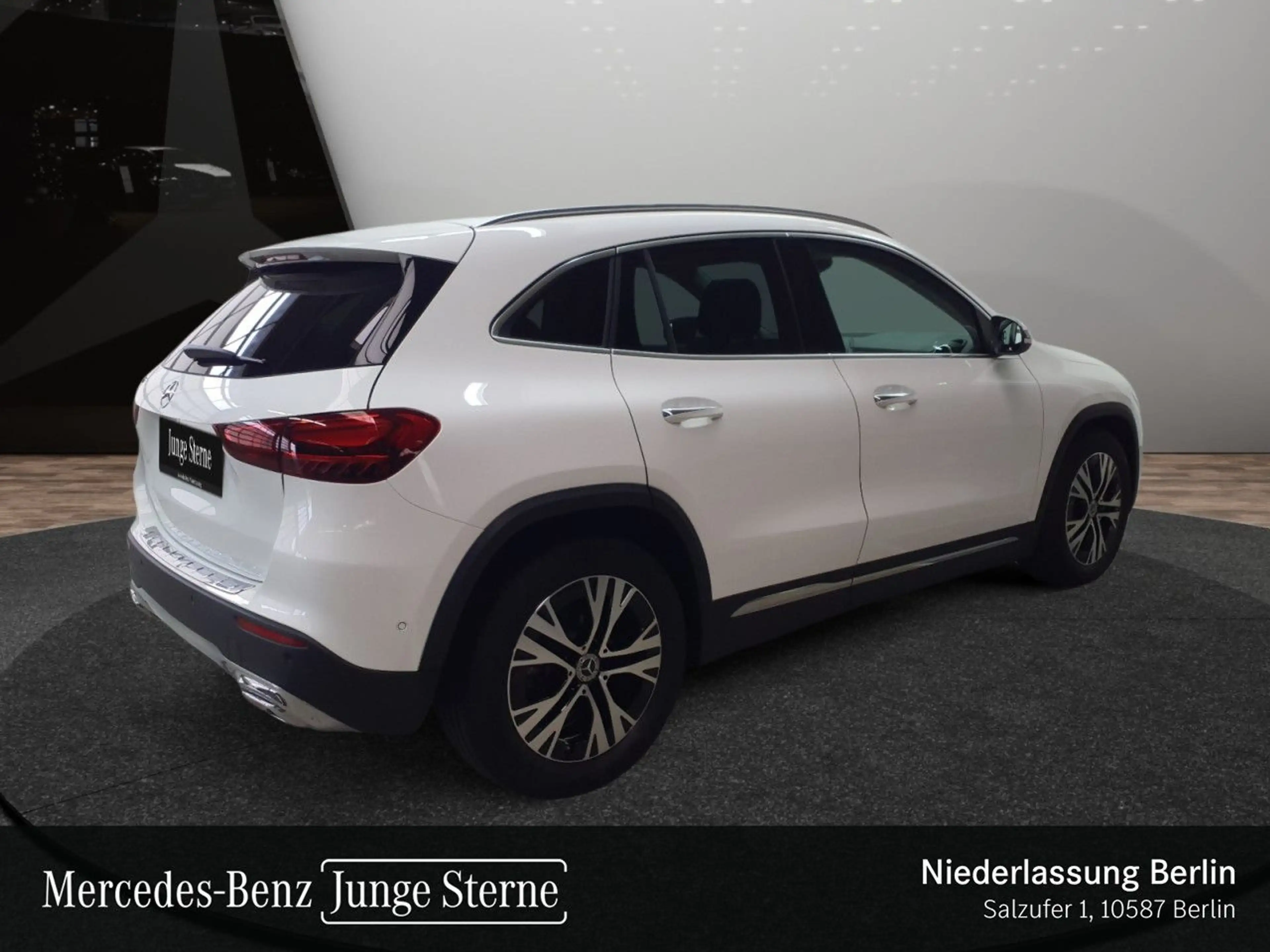 Mercedes-Benz GLA 180 PROGRESSIVE+PANO+AHK+LED+KAMERA+KEYLESS+7G — photo 6