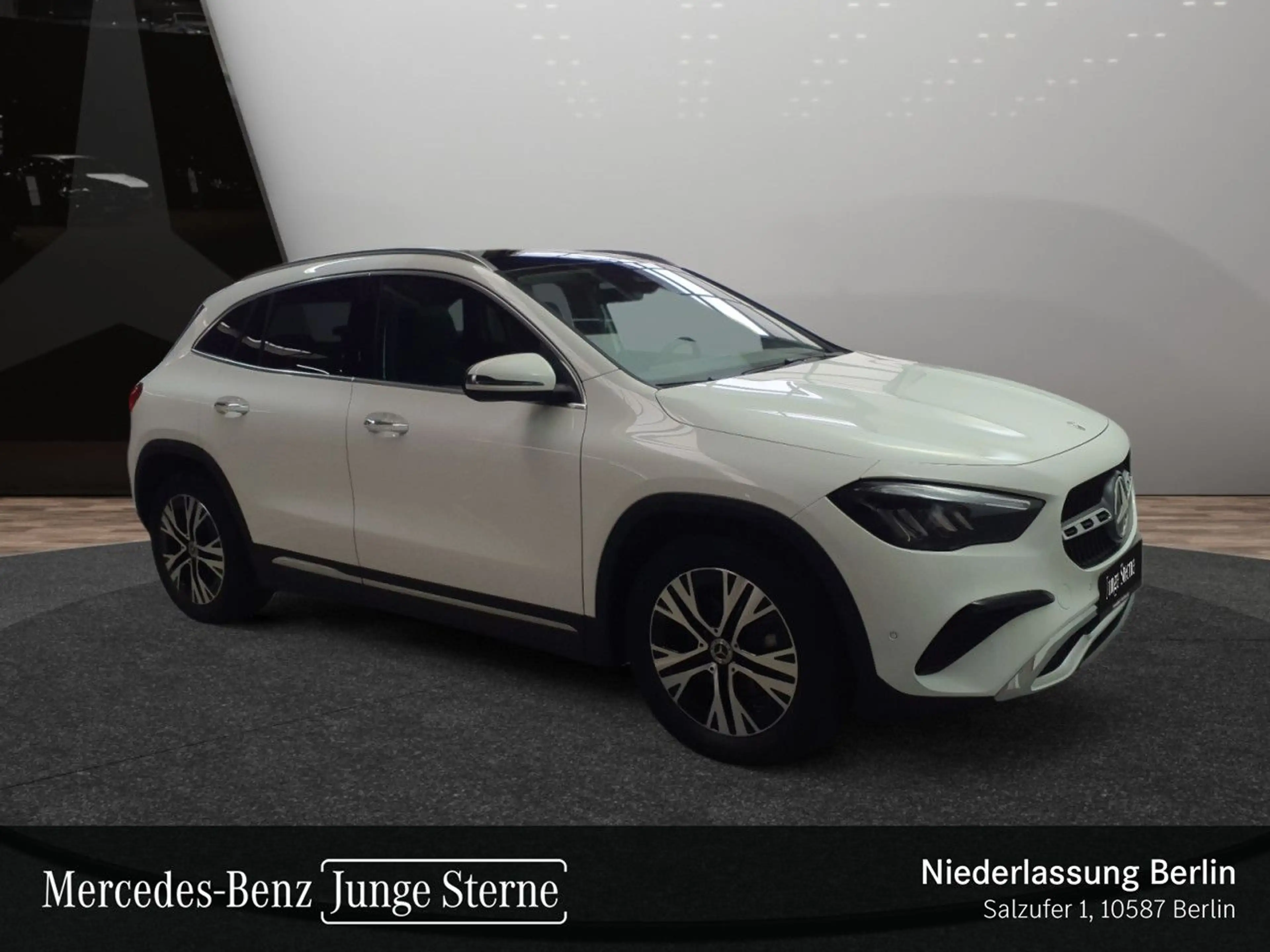 Mercedes-Benz GLA 180 PROGRESSIVE+PANO+AHK+LED+KAMERA+KEYLESS+7G — photo 4