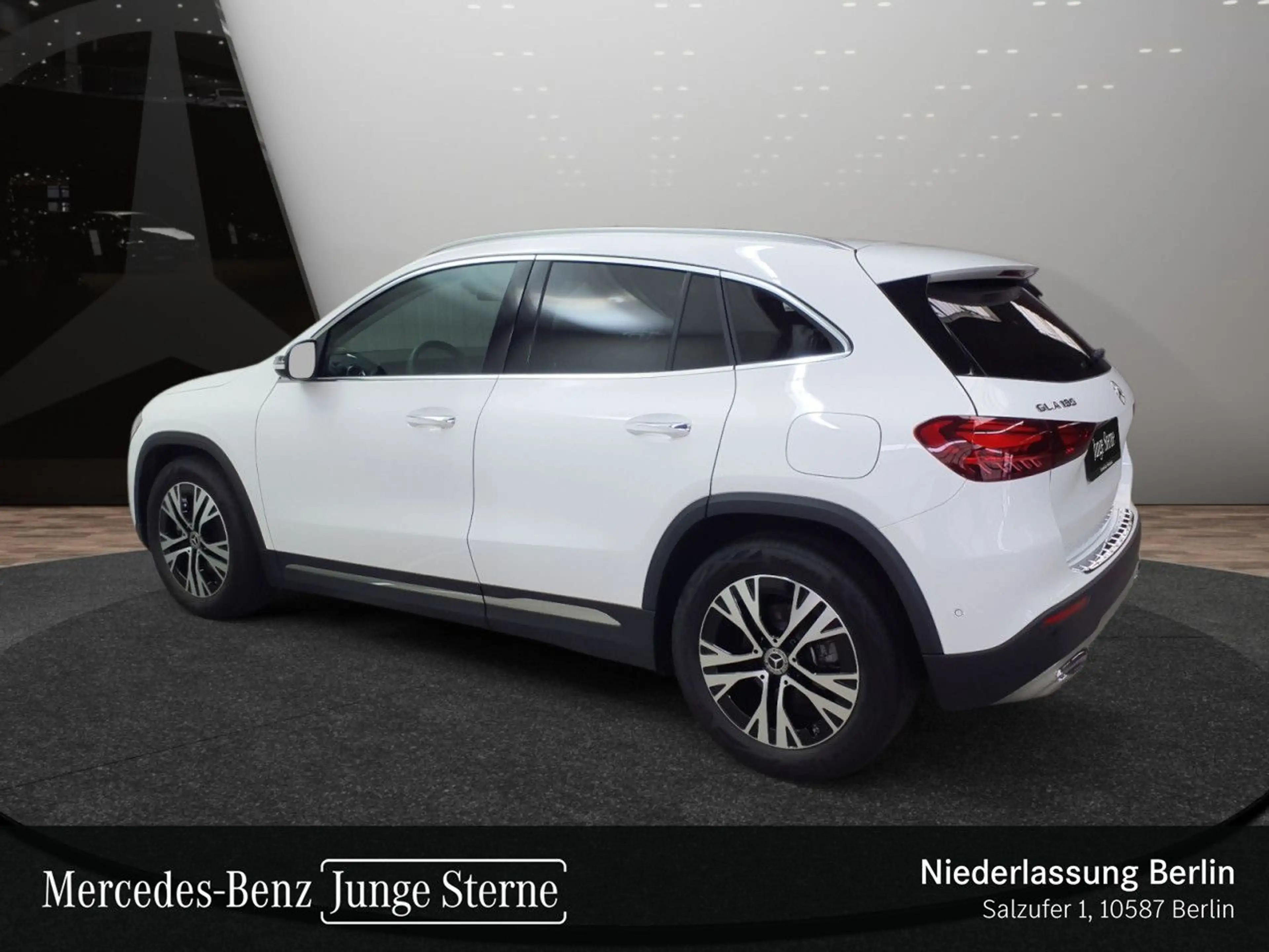 Mercedes-Benz GLA 180 PROGRESSIVE+PANO+AHK+LED+KAMERA+KEYLESS+7G — photo 9