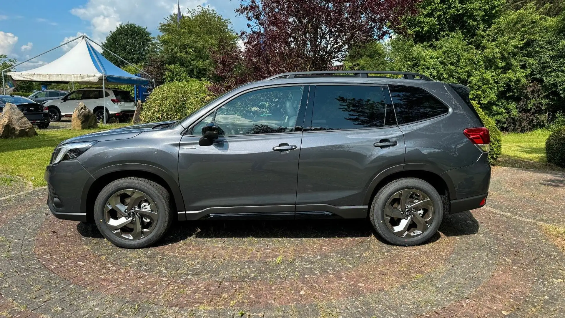 Subaru Forester 2.0ie EDITION BLACK PLATINUM* Grau - 2
