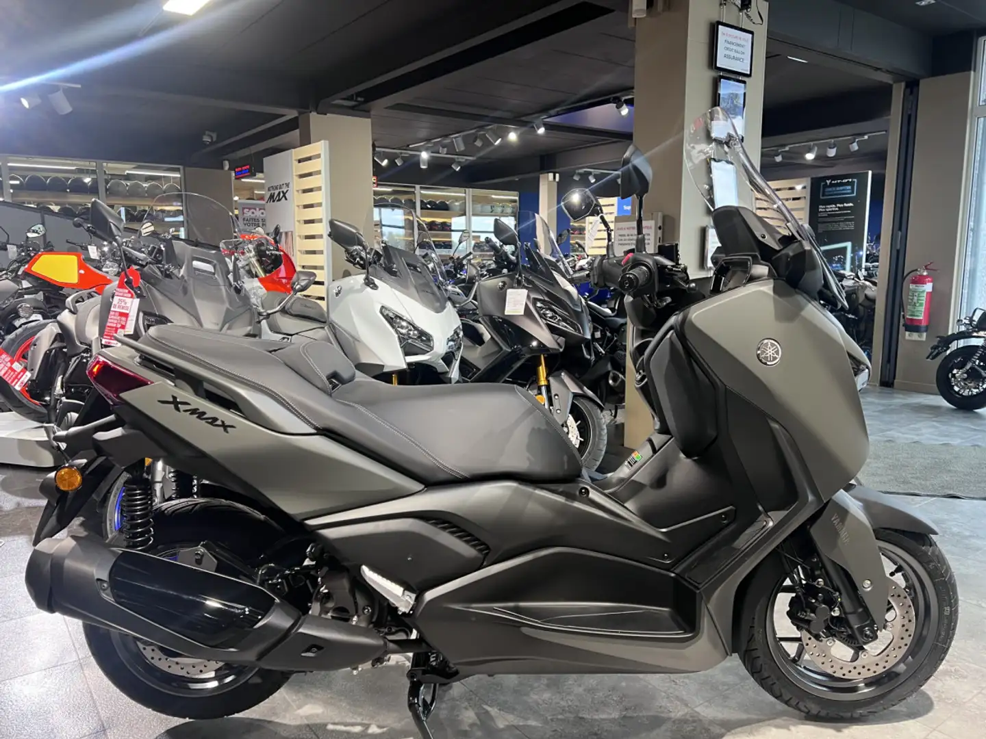 Yamaha X-Max 300 Burdeos - 1