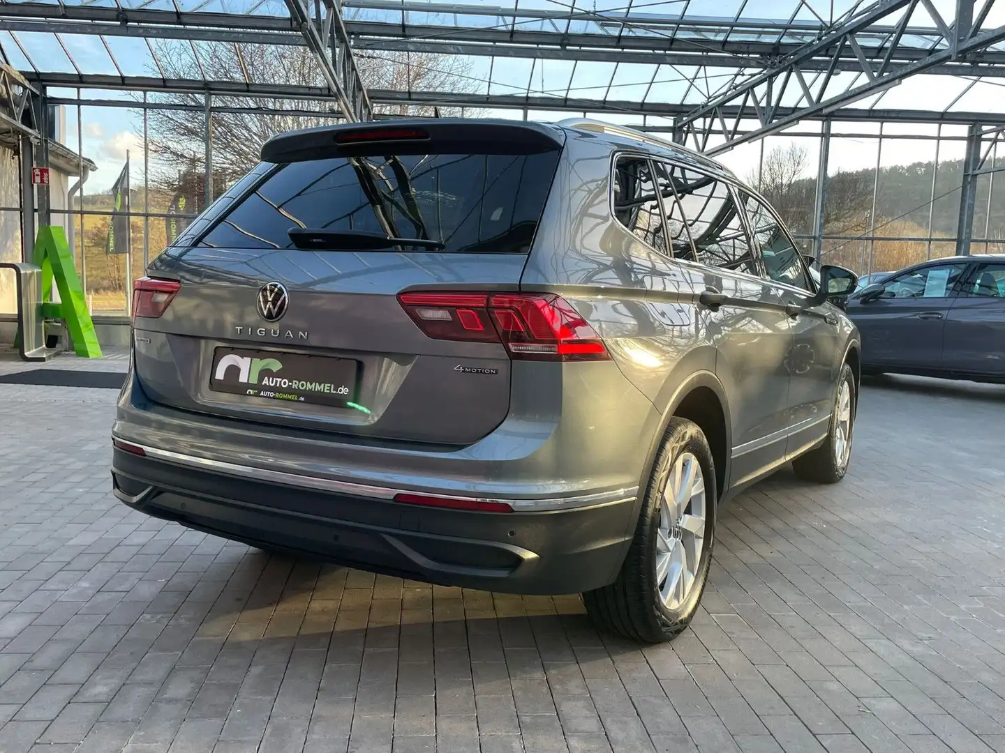Volkswagen Tiguan Allspace TDI DSG 4M Life LED Nav AHK HUD Grau - 2