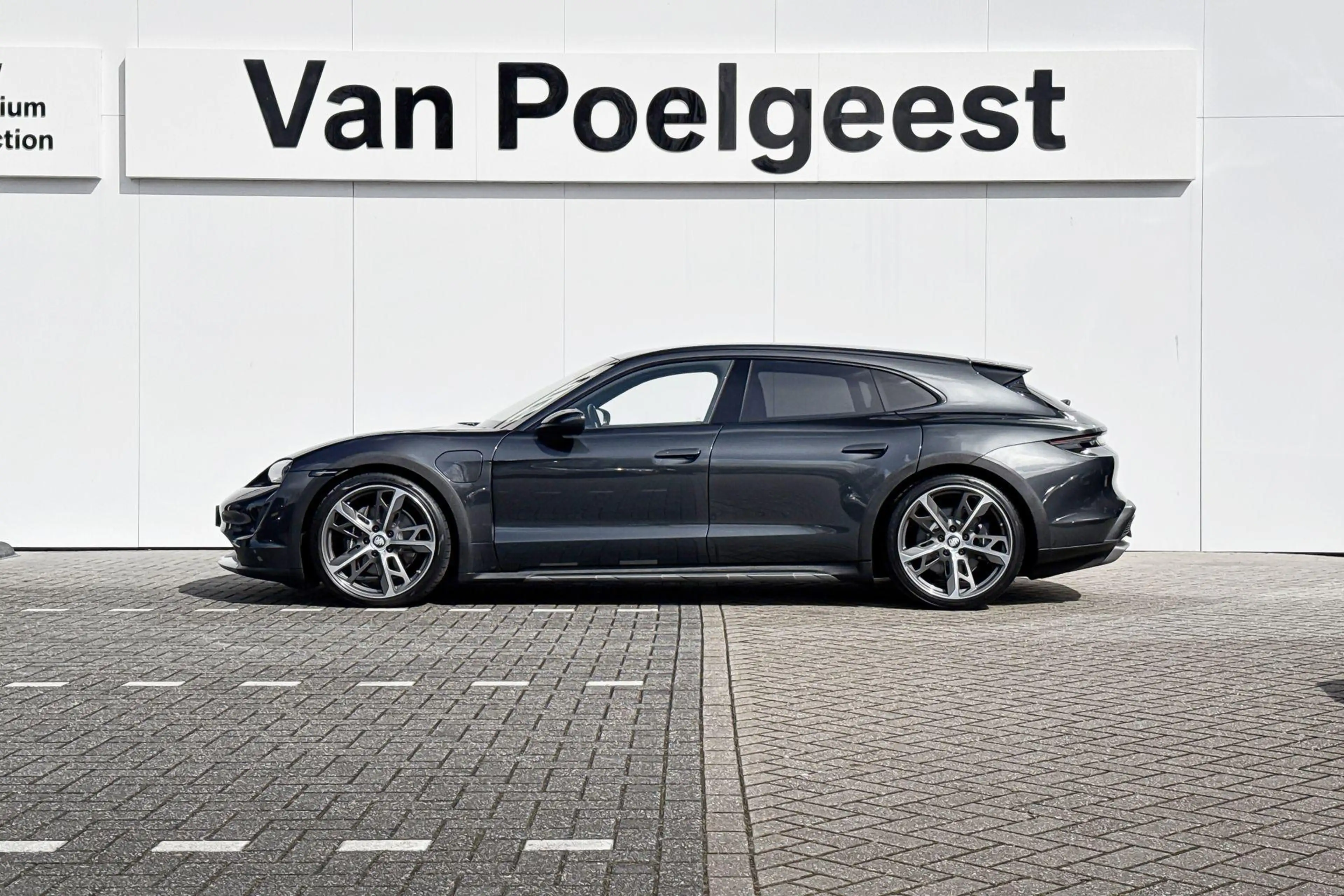 Porsche Taycan Cross Turismo 4 93 kWh — photo 2