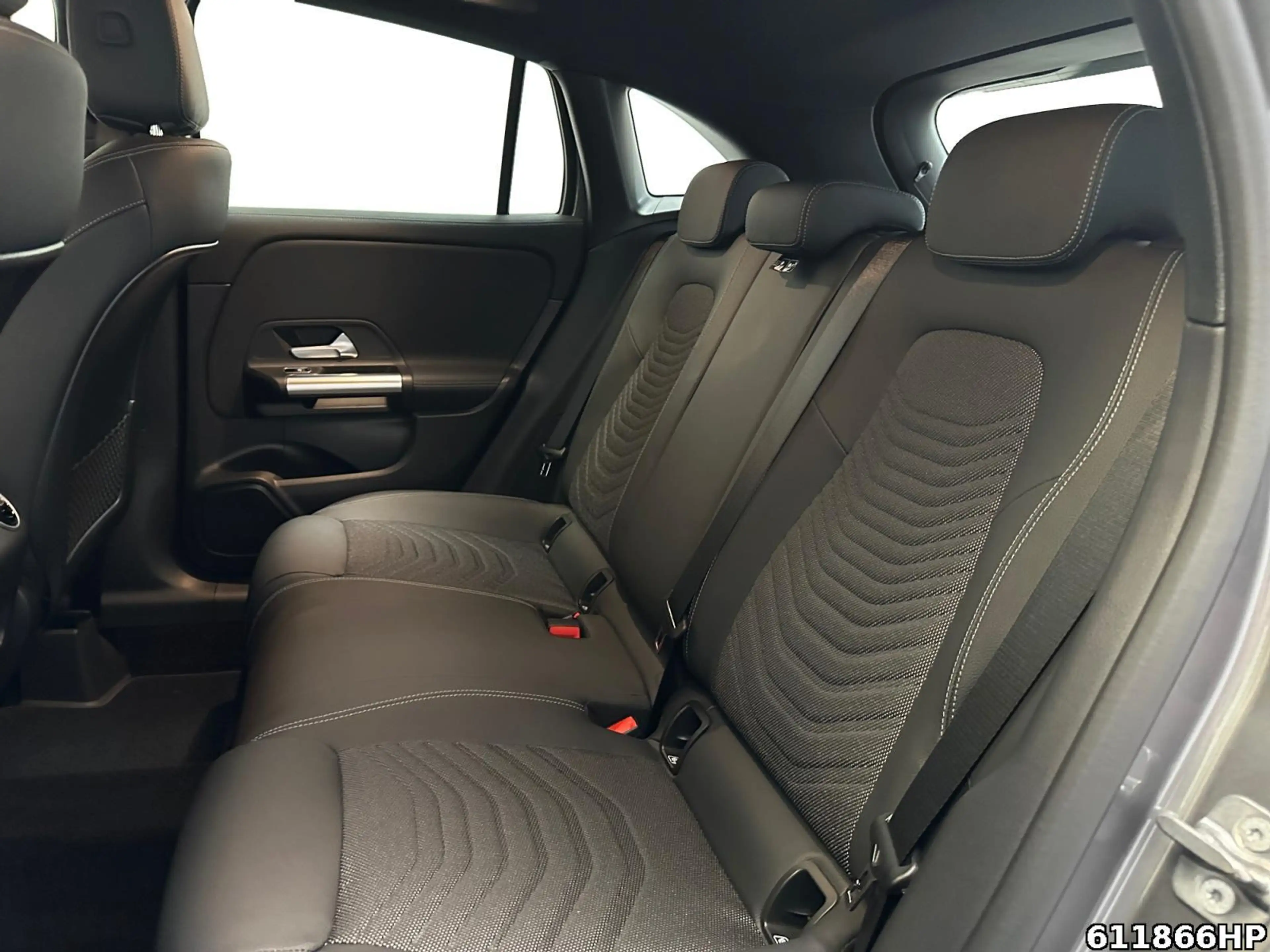 Mercedes-Benz GLA 200 Progressive DISTRONIC AHK Rückfahrkamera — photo 13