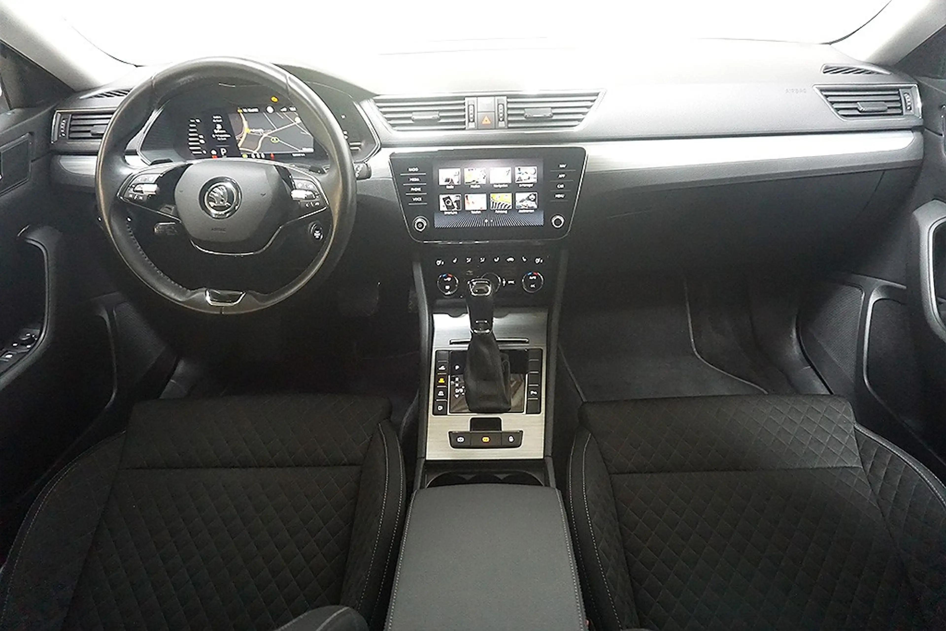 Skoda Superb 1.4eTSI iV DSG Ambition Virtual AHK Sthz — photo 9
