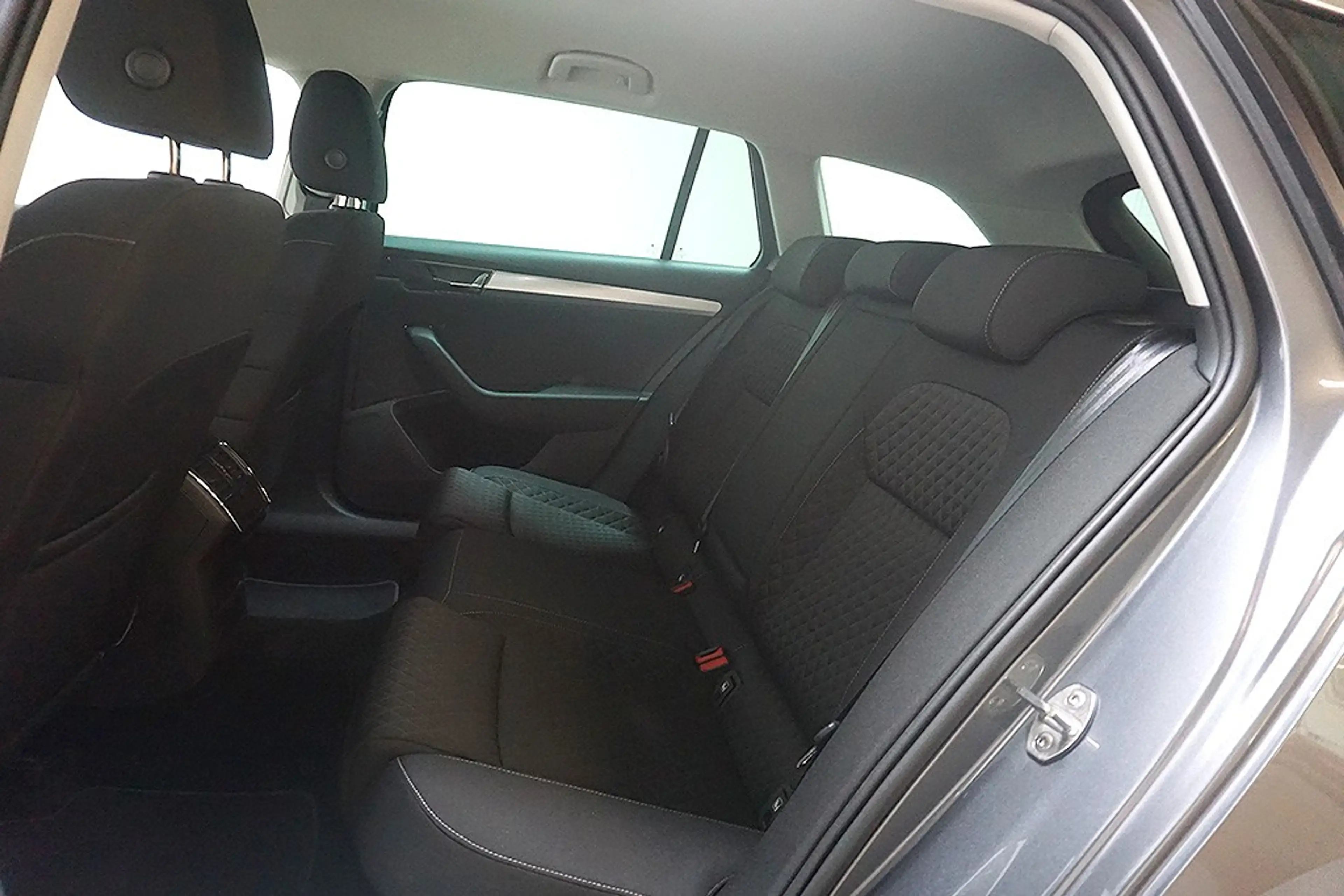 Skoda Superb 1.4eTSI iV DSG Ambition Virtual AHK Sthz — photo 12