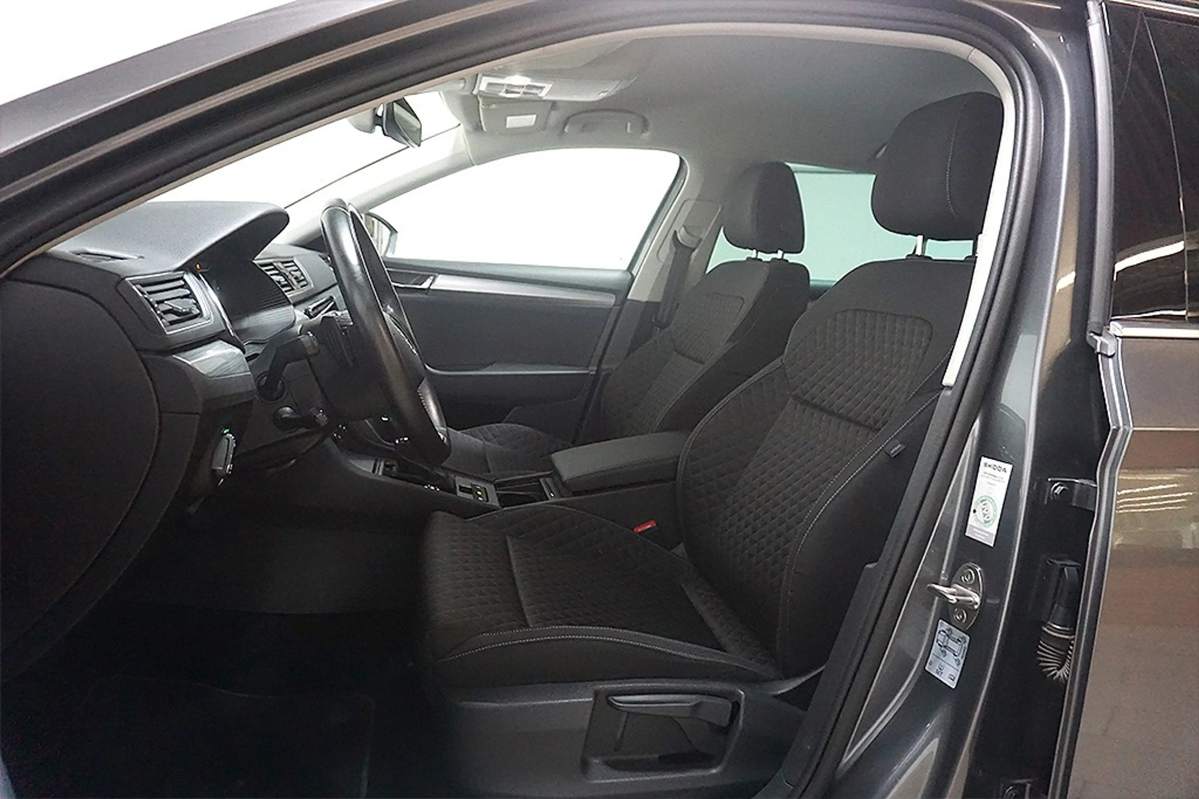 Skoda Superb 1.4eTSI iV DSG Ambition Virtual AHK Sthz — photo 8