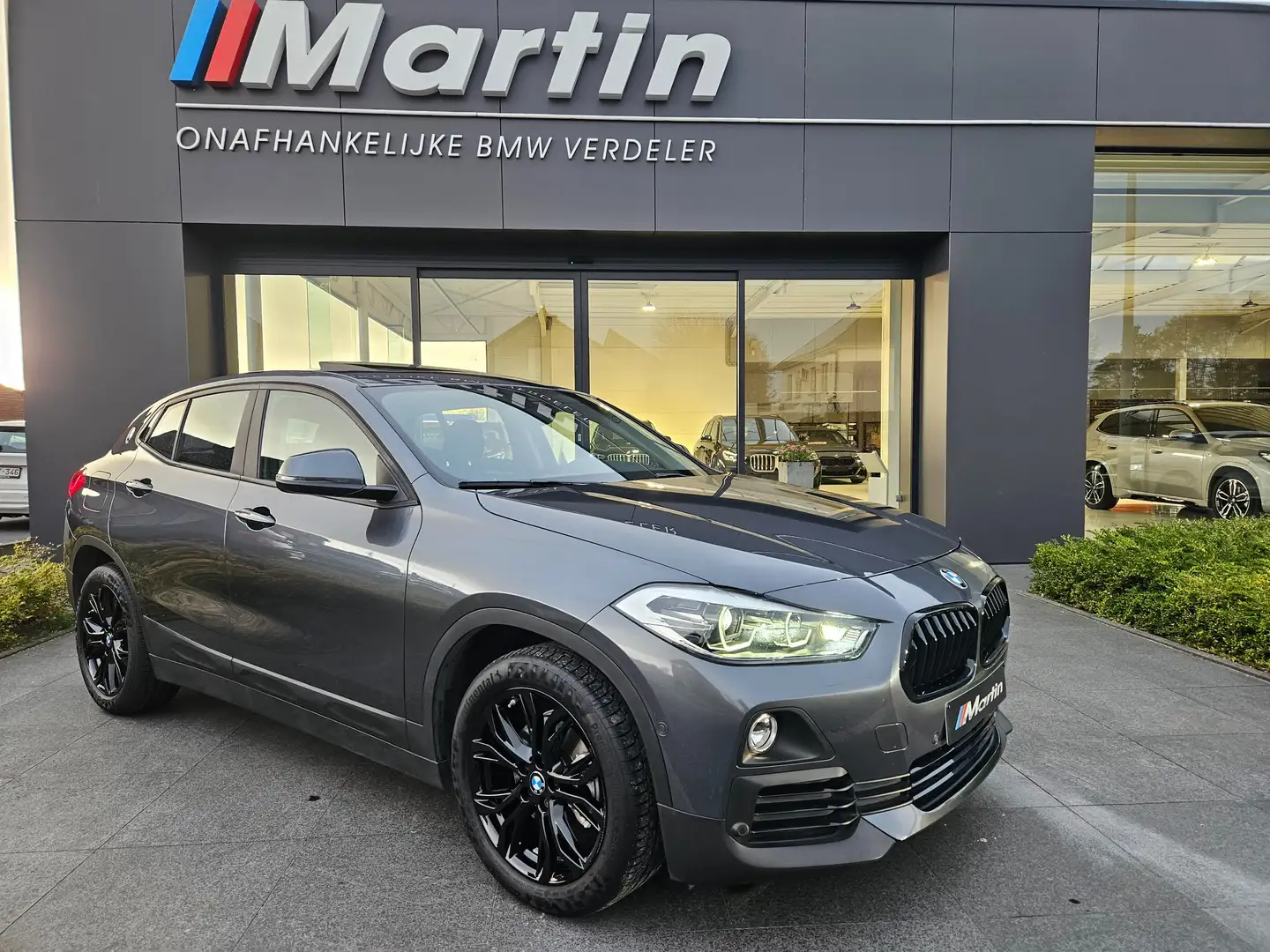 BMW X2 sDrive18i Panodak / Camera / LEd kopl / Alu 18" Gris - 1