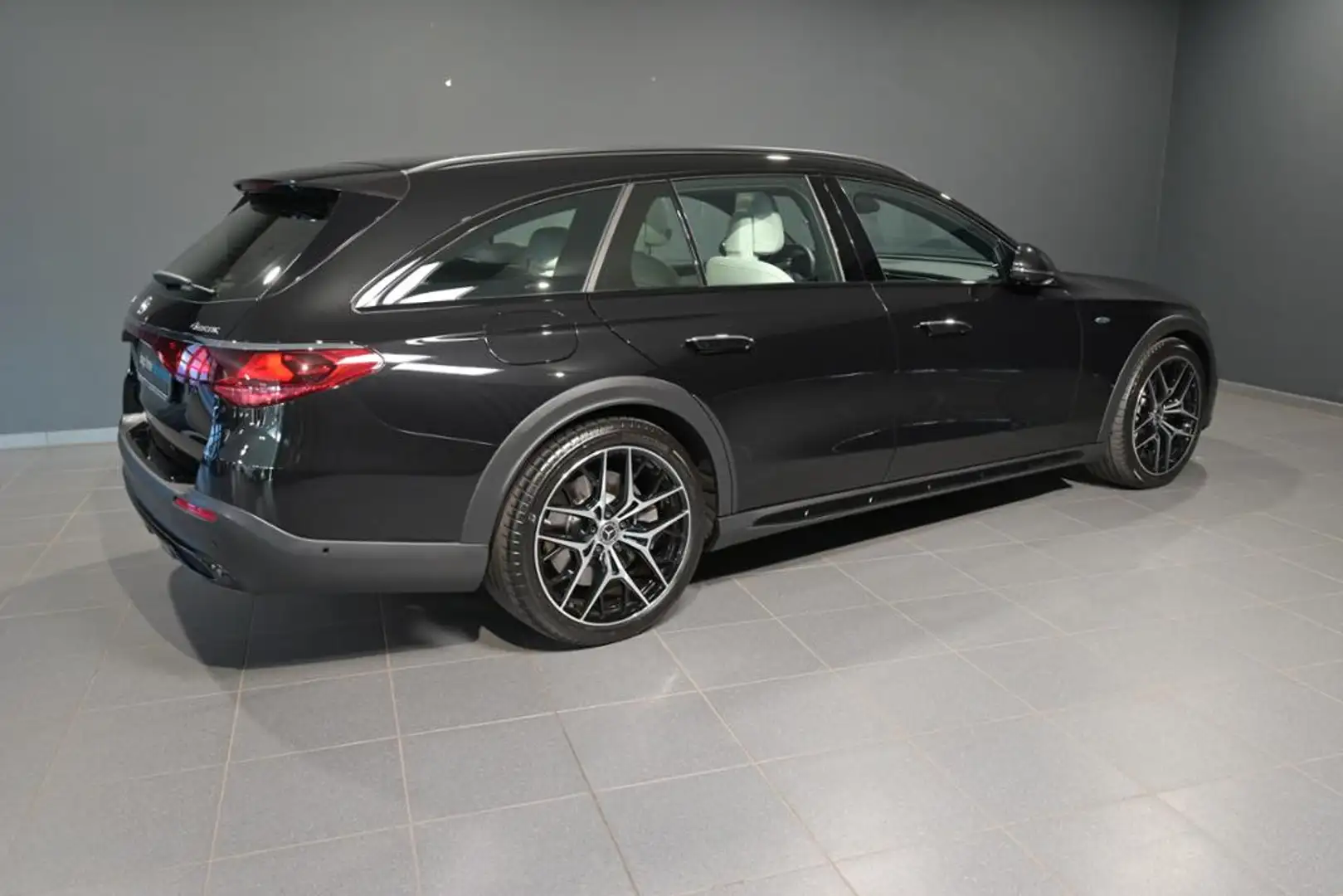 Mercedes-Benz E 300 de 4M T All-Terrain PANO/NIGHT/DISTR/AHK Schwarz - 2