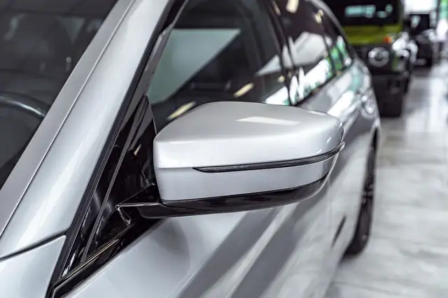 BMW 5 Series view 13
