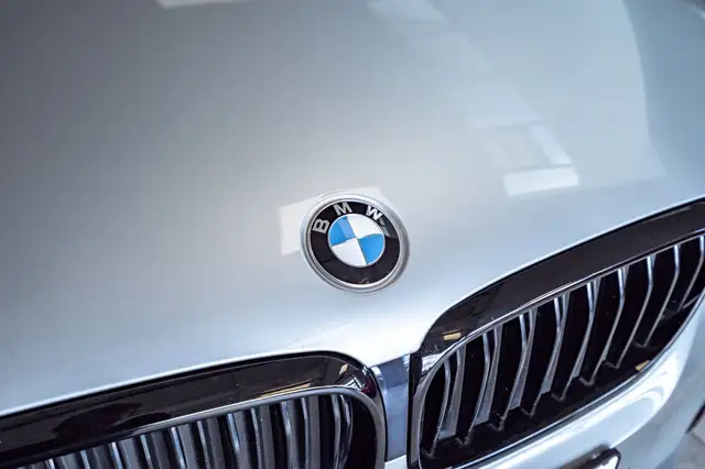 BMW 5 Series view 9