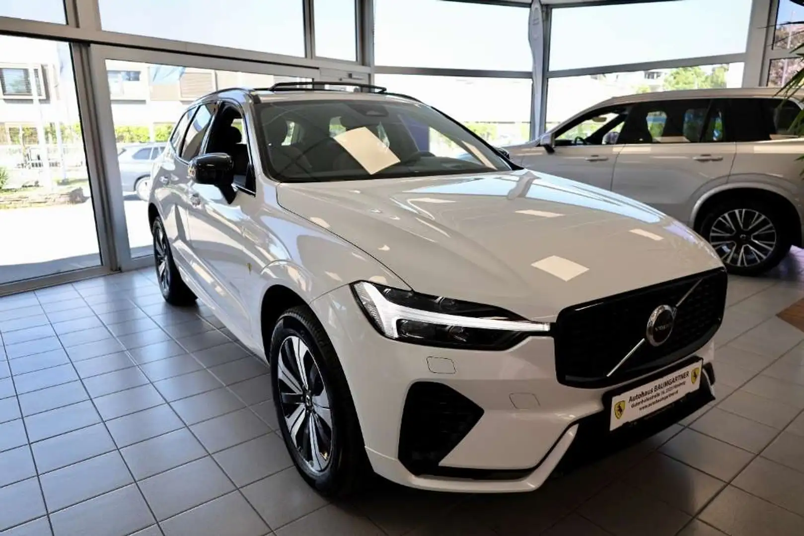 Volvo XC60 T6 eAWD PHEV Plus Dark Aut. Mj.2025 Weiß - 2