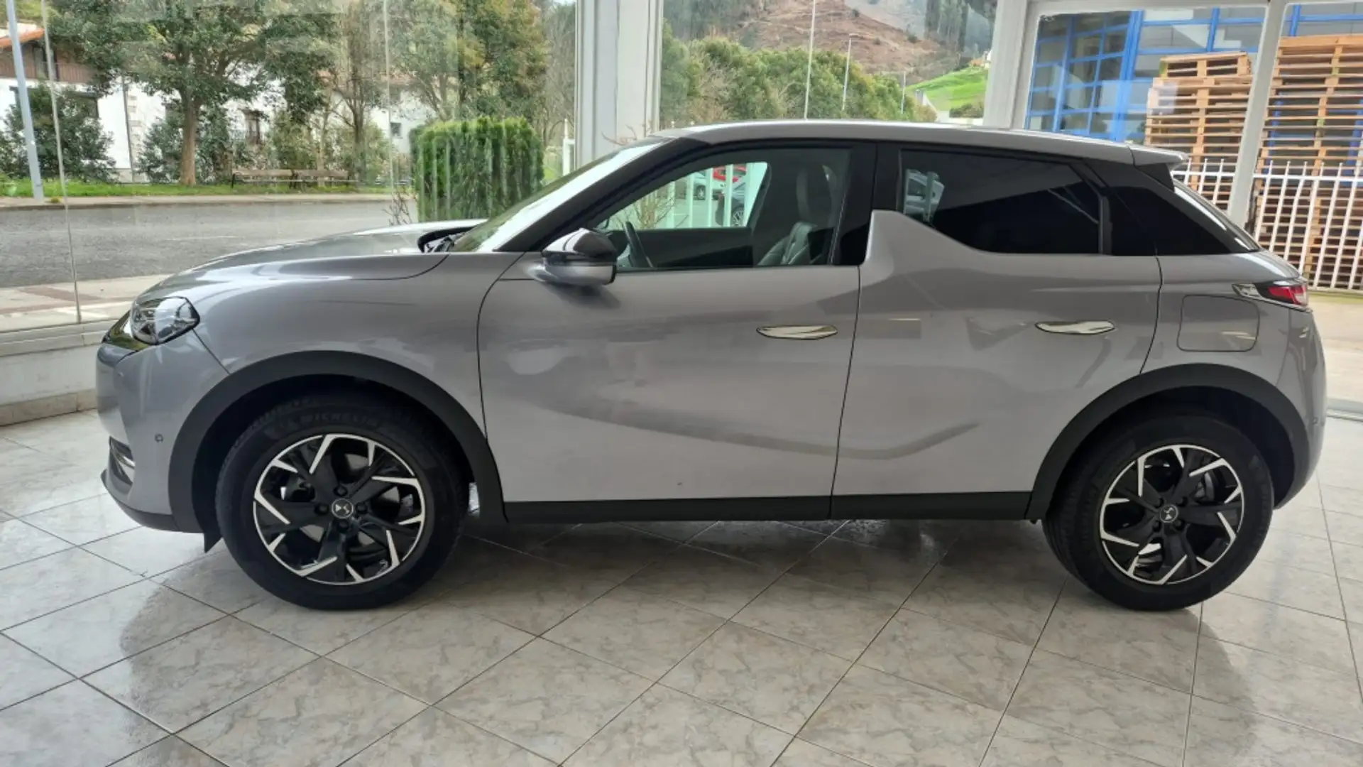 DS Automobiles DS 3 Crossback BlueHDi Grand Chic 130 Aut. Gris - 2