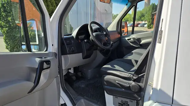 Mercedes-Benz Sprinter view 12