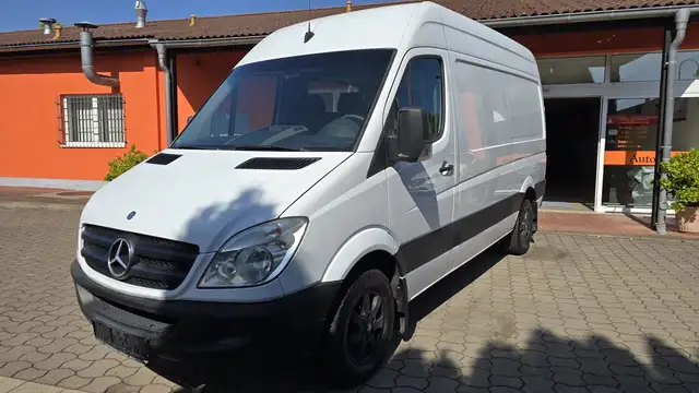 Mercedes-Benz Sprinter view 3
